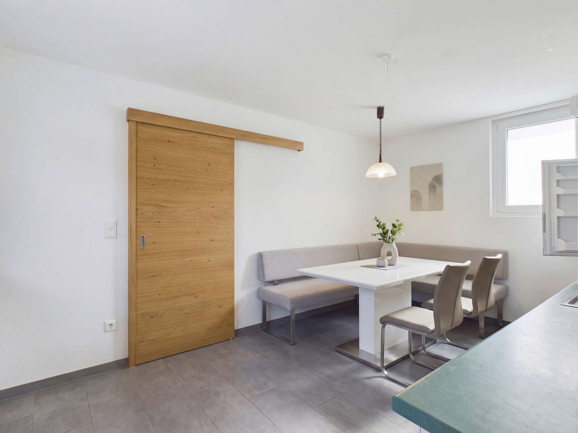 4933664-CVqXcxyPEzLvnyY6BdAFKePF-4067ca1a-esszimmer-esszimmer-staging-in-zaisenhausen