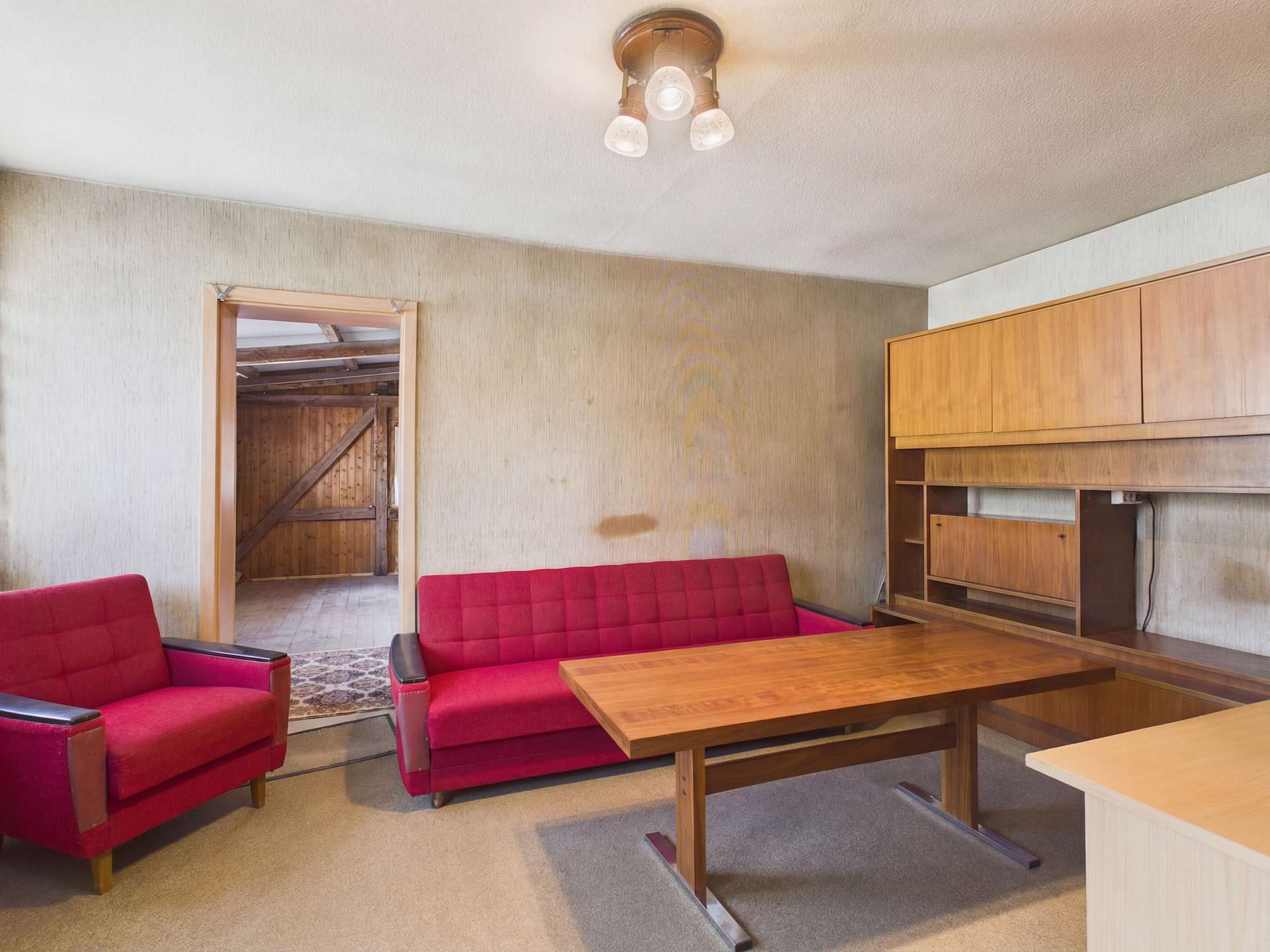 4933664-yVEu6uxovofgRNjvZNgLJvqx-7e85ede5-wohnzimmer-familienzimmer-staging-in-zaisenhausen