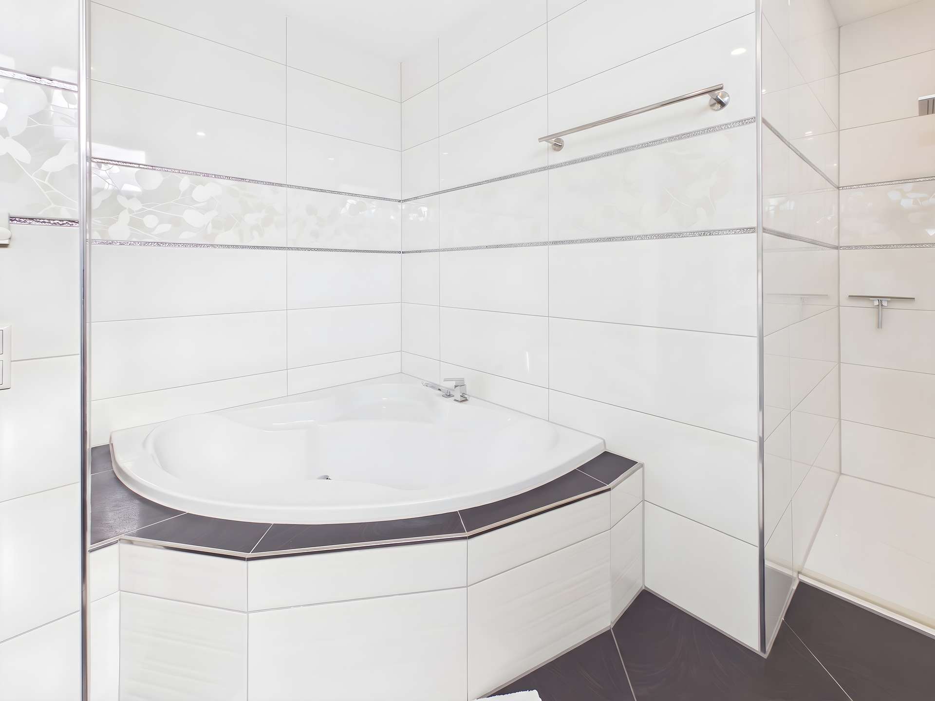 5575869-HG71rhFwLLnpAsu9eSyJhVyW-3c001e3a-badezimmer-badezimmer-staging-in-philippsburg-4k