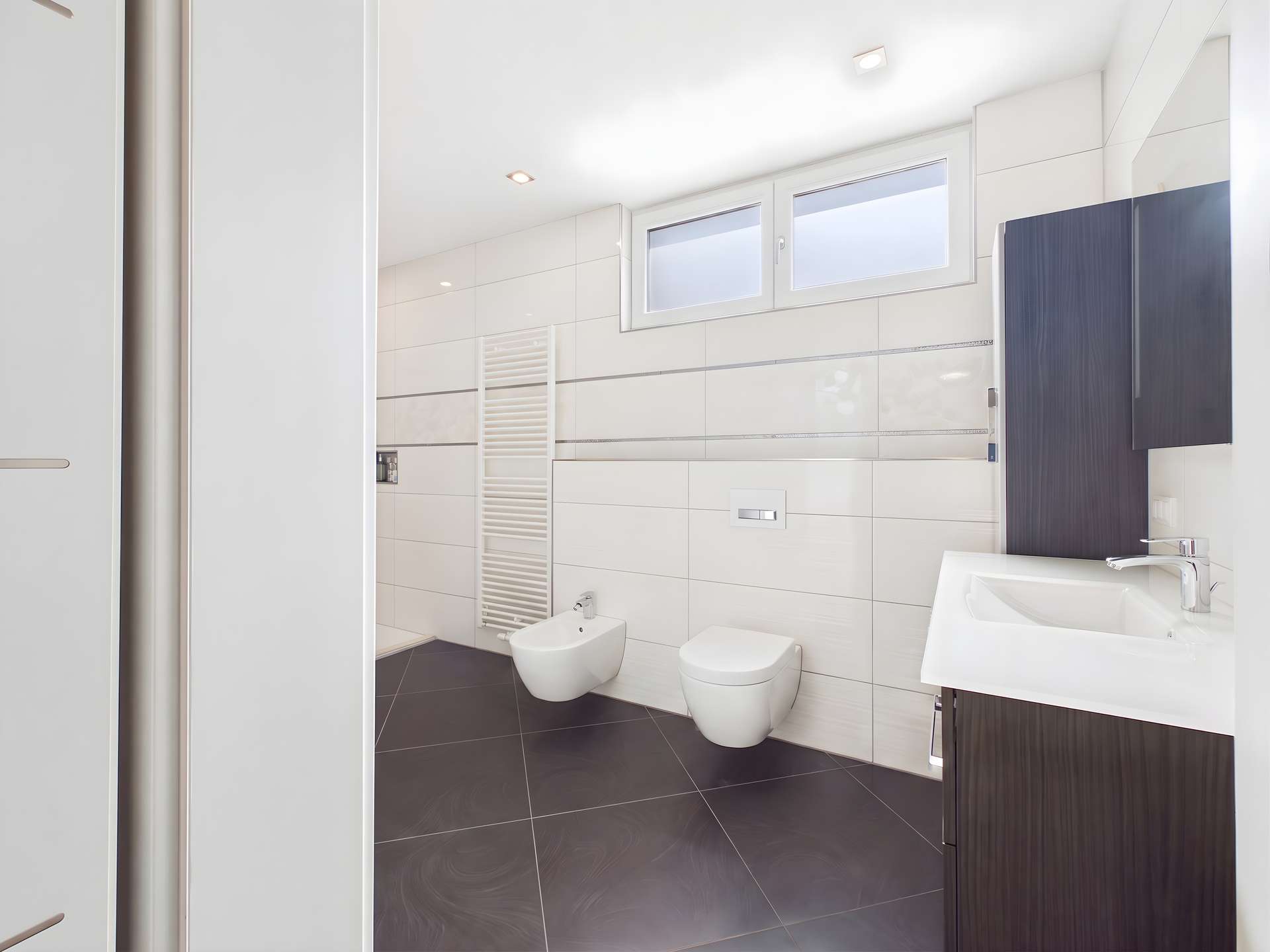 5575869-WUoFXWwLrhkx7XoHecsiM2qY-2a5d4569-badezimmer-badezimmer-staging-in-philippsburg-4k