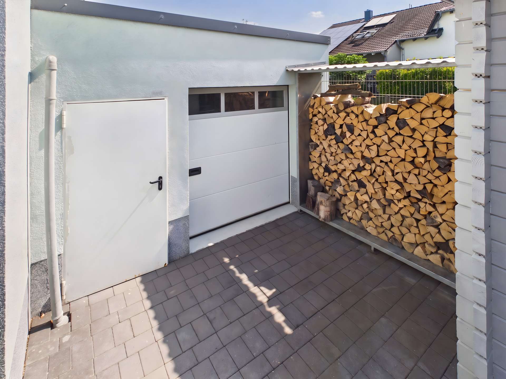 5575869-XrxQeHJDsJrqF1ZubEjEr6Pg-a780826b-lager-innenhof-staging-in-philippsburg-4k